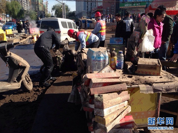 济南一路段热力管道爆炸 路面掀翻行人被炸伤 济南一路段热力管道爆炸 路面掀翻行人被炸伤